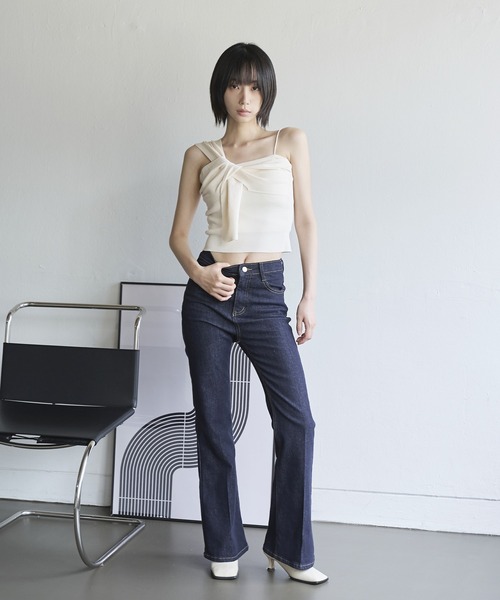 UNE MANSION(ユヌマンション)の「リボンアンバランスオフショルダー紐シャーリングクロップニットキャミソール(キャミソール・レディース・アイボリー/ブラック/ピンク・FREE)」の15枚目の写真