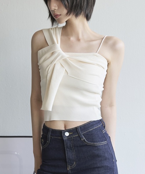 UNE MANSION(ユヌマンション)の「リボンアンバランスオフショルダー紐シャーリングクロップニットキャミソール(キャミソール・レディース・アイボリー/ブラック/ピンク・FREE)」の17枚目の写真
