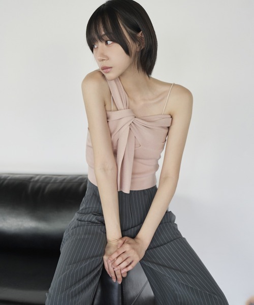 UNE MANSION(ユヌマンション)の「リボンアンバランスオフショルダー紐シャーリングクロップニットキャミソール(キャミソール・レディース・アイボリー/ブラック/ピンク・FREE)」の21枚目の写真