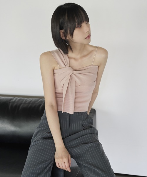 UNE MANSION(ユヌマンション)の「リボンアンバランスオフショルダー紐シャーリングクロップニットキャミソール(キャミソール・レディース・アイボリー/ブラック/ピンク・FREE)」の22枚目の写真