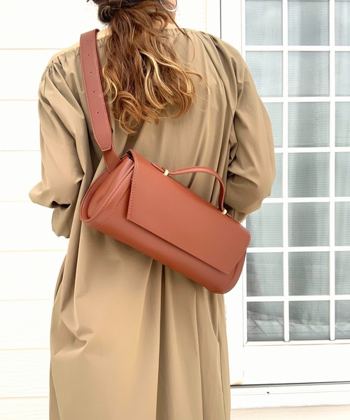 Q（キュー）の「ロールバッグ（ボディバッグ/ウエストポーチ・レディース・ブラウン/ブラック・ONE SIZE）」の2枚目の写真