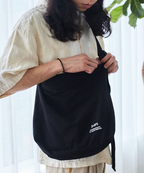 SHIPS（シップス）の「【WEB限定】SHIPS: COPYRIGHT ロゴ 60/40クロス ミニ ショルダー バッグ（ショルダーバッグ・メンズ・ブラック/ネイビー・ONE SIZE）」の2枚目の写真