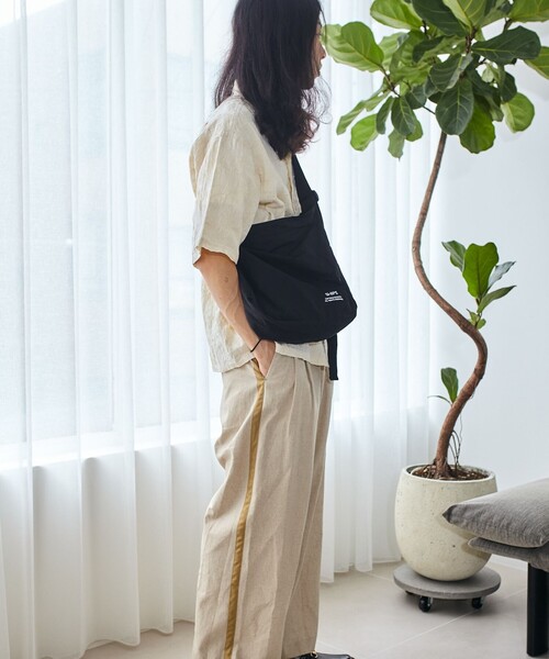 SHIPS（シップス）の「【WEB限定】SHIPS: COPYRIGHT ロゴ 60/40クロス ミニ ショルダー バッグ（ショルダーバッグ・メンズ・ブラック/ネイビー・ONE SIZE）」の16枚目の写真