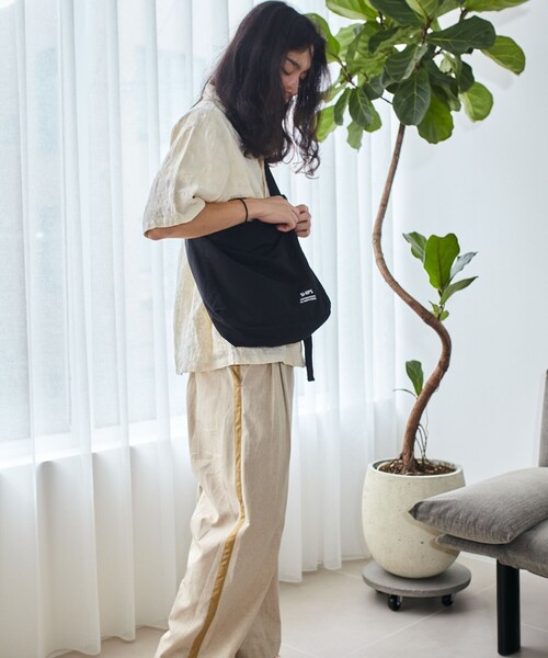 SHIPS（シップス）の「【WEB限定】SHIPS: COPYRIGHT ロゴ 60/40クロス ミニ ショルダー バッグ（ショルダーバッグ・メンズ・ブラック/ネイビー・ONE SIZE）」の17枚目の写真