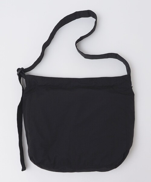 SHIPS（シップス）の「【WEB限定】SHIPS: COPYRIGHT ロゴ 60/40クロス ミニ ショルダー バッグ（ショルダーバッグ・メンズ・ブラック/ネイビー・ONE SIZE）」の3枚目の写真