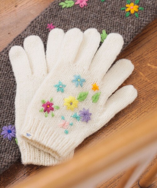 BEAMS BOY（ビームスボーイ）の「手編み フラワー刺繍 グローブ（手袋・レディース・ブラック/チャコールグレー/オフホワイト・ONE SIZE）」の2枚目の写真