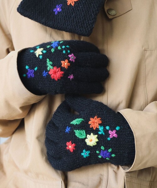 BEAMS BOY（ビームスボーイ）の「手編み フラワー刺繍 グローブ（手袋・レディース・ブラック/チャコールグレー/オフホワイト・ONE SIZE）」の3枚目の写真