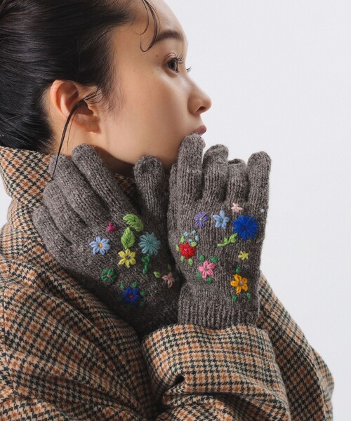 BEAMS BOY（ビームスボーイ）の「手編み フラワー刺繍 グローブ（手袋・レディース・ブラック/チャコールグレー/オフホワイト・ONE SIZE）」の4枚目の写真