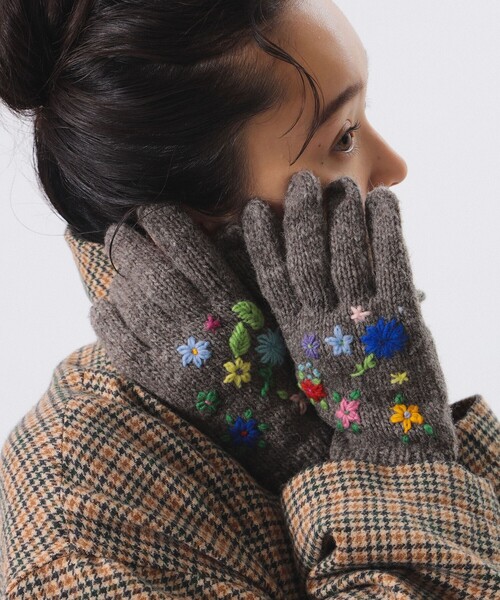 BEAMS BOY（ビームスボーイ）の「手編み フラワー刺繍 グローブ（手袋・レディース・ブラック/チャコールグレー/オフホワイト・ONE SIZE）」の5枚目の写真