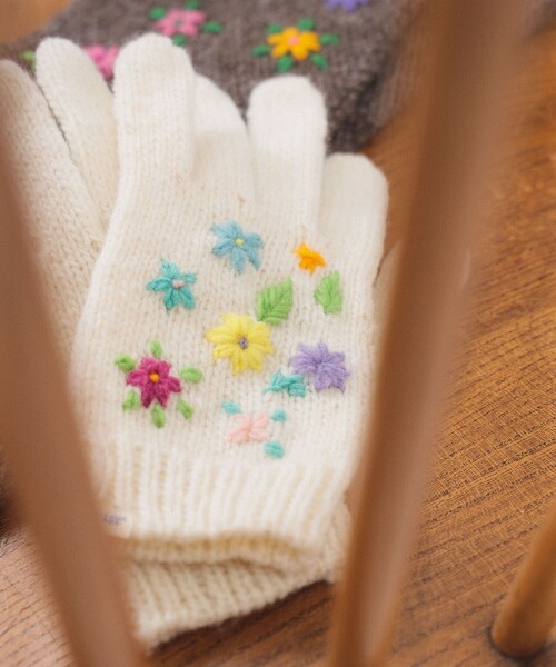 BEAMS BOY（ビームスボーイ）の「手編み フラワー刺繍 グローブ（手袋・レディース・ブラック/チャコールグレー/オフホワイト・ONE SIZE）」の6枚目の写真