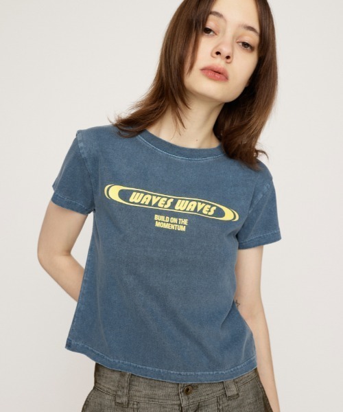 SLY（スライ）の「【限定カラーあり】FRONT PRINT COMPACT T/SH フロント プリント コンパクト Tシャツ（Tシャツ/カットソー・レディース・ネイビー系1/ホワイト/グレー/ブラック/ライトブルー・FREE）」の5枚目の写真