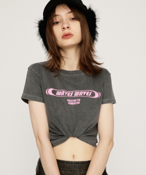 SLY（スライ）の「【限定カラーあり】FRONT PRINT COMPACT T/SH フロント プリント コンパクト Tシャツ（Tシャツ/カットソー・レディース・ネイビー系1/ホワイト/グレー/ブラック/ライトブルー・FREE）」の3枚目の写真