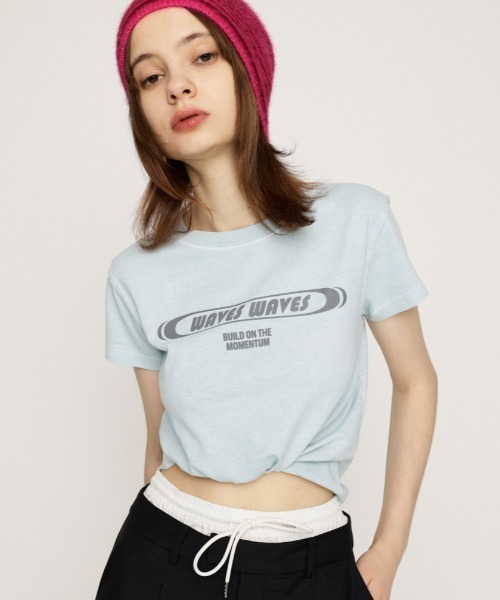 SLY（スライ）の「【限定カラーあり】FRONT PRINT COMPACT T/SH フロント プリント コンパクト Tシャツ（Tシャツ/カットソー・レディース・ネイビー系1/ホワイト/グレー/ブラック/ライトブルー・FREE）」の4枚目の写真