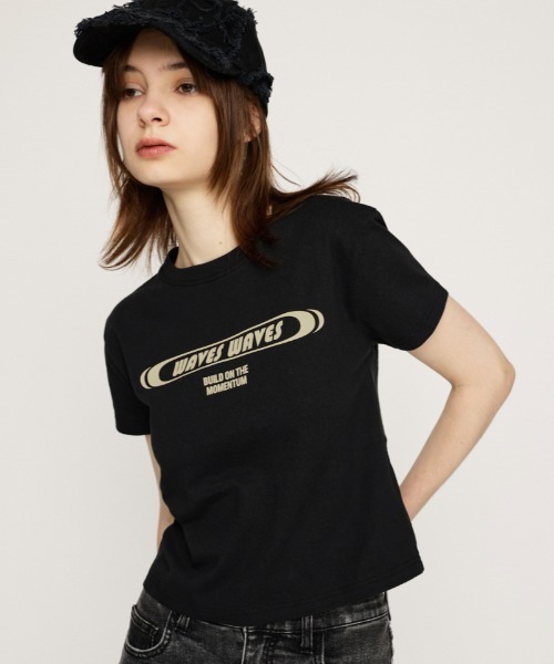 SLY（スライ）の「【限定カラーあり】FRONT PRINT COMPACT T/SH フロント プリント コンパクト Tシャツ（Tシャツ/カットソー・レディース・ネイビー系1/ホワイト/グレー/ブラック/ライトブルー・FREE）」の2枚目の写真