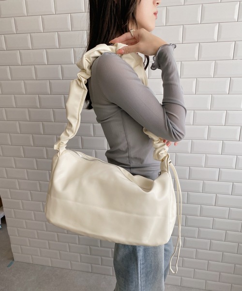 LOVALOT(ラバロット)の「ビッグシャーリングショルダーバッグ(ショルダーバッグ・レディース・ブラック/シルバー/ピンク/ホワイト/ブルー・FREE)」の2枚目の写真