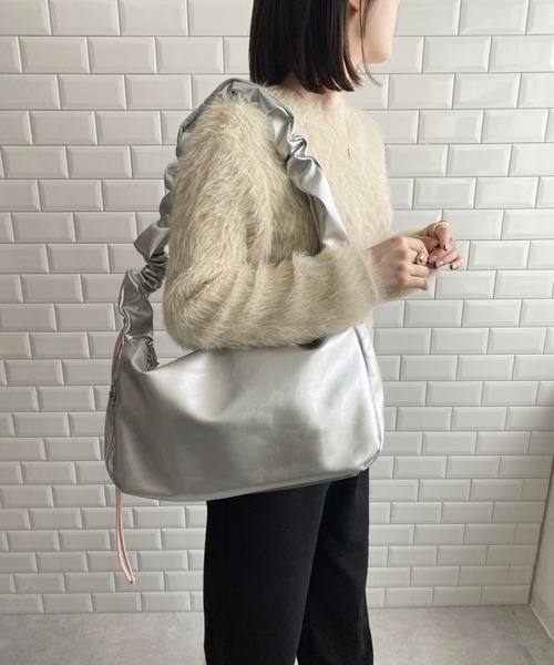 LOVALOT(ラバロット)の「ビッグシャーリングショルダーバッグ(ショルダーバッグ・レディース・ブラック/シルバー/ピンク/ホワイト/ブルー・FREE)」の5枚目の写真