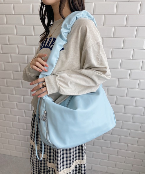 LOVALOT(ラバロット)の「ビッグシャーリングショルダーバッグ(ショルダーバッグ・レディース・ブラック/シルバー/ピンク/ホワイト/ブルー・FREE)」の4枚目の写真