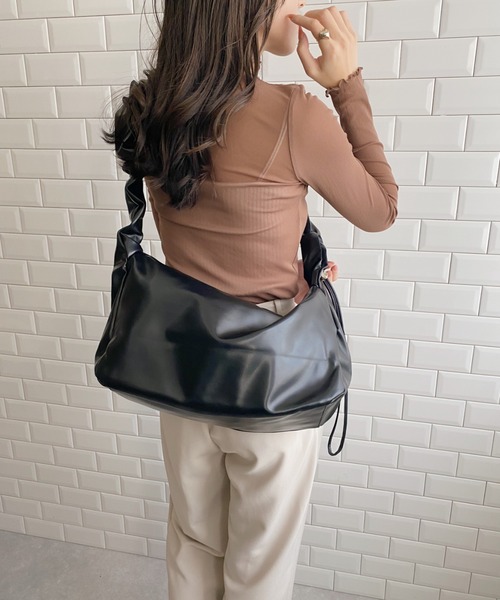 LOVALOT(ラバロット)の「ビッグシャーリングショルダーバッグ(ショルダーバッグ・レディース・ブラック/シルバー/ピンク/ホワイト/ブルー・FREE)」の3枚目の写真