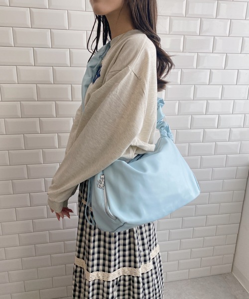 LOVALOT(ラバロット)の「ビッグシャーリングショルダーバッグ(ショルダーバッグ・レディース・ブラック/シルバー/ピンク/ホワイト/ブルー・FREE)」の11枚目の写真
