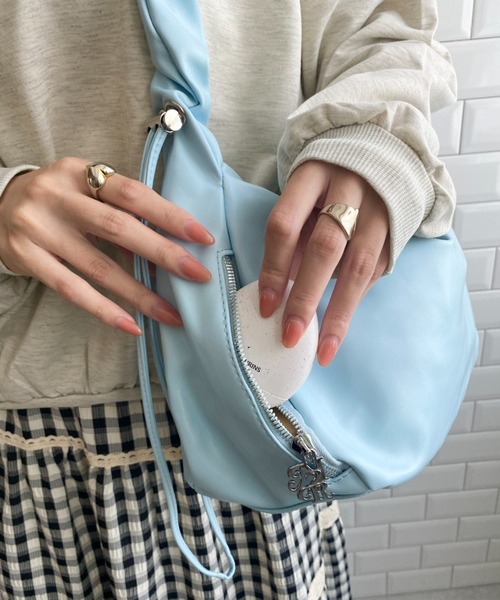 LOVALOT(ラバロット)の「ビッグシャーリングショルダーバッグ(ショルダーバッグ・レディース・ブラック/シルバー/ピンク/ホワイト/ブルー・FREE)」の14枚目の写真