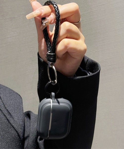 Fun & Daily（ファンアンドデイリー）の「レザーストラップ＆シリコンケース AirPods Pro 2（ヘッドフォン/イヤホン・レディース・グレー/ブラック・FREE）」の3枚目の写真