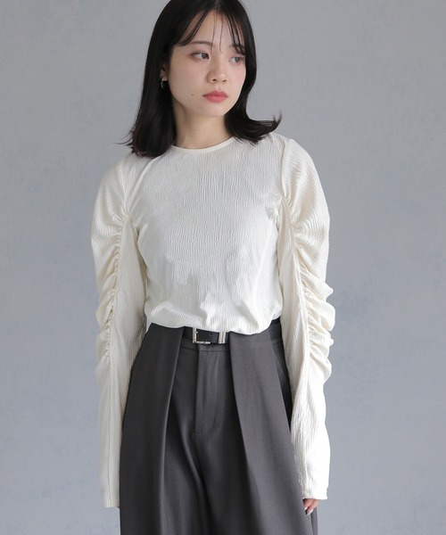 cheriella(シェリエラ)の「【cheriella】リップルパフショルダートップス RIPPLE PUFF SHOULDER TOPS(Tシャツ/カットソー・レディース・アイボリー/ブラック・M)」の1枚目の写真