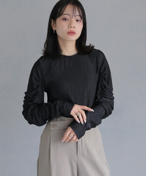 cheriella(シェリエラ)の「【cheriella】リップルパフショルダートップス RIPPLE PUFF SHOULDER TOPS(Tシャツ/カットソー・レディース・アイボリー/ブラック・M)」の2枚目の写真