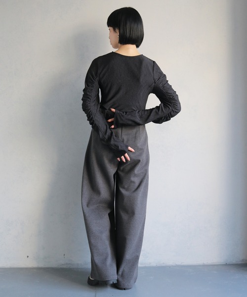 cheriella(シェリエラ)の「【cheriella】リップルパフショルダートップス RIPPLE PUFF SHOULDER TOPS(Tシャツ/カットソー・レディース・アイボリー/ブラック・M)」の18枚目の写真
