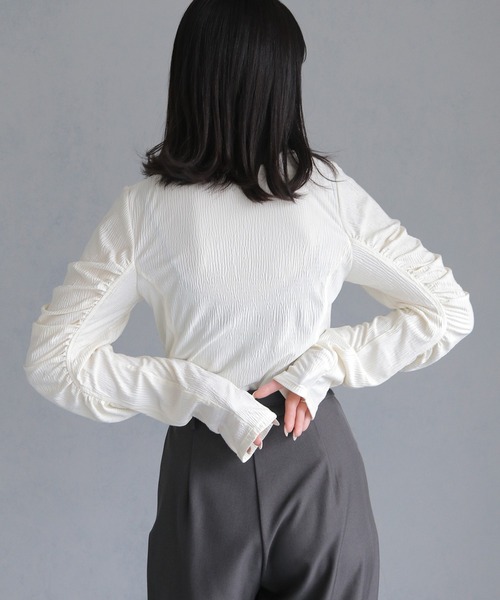 cheriella(シェリエラ)の「【cheriella】リップルパフショルダートップス RIPPLE PUFF SHOULDER TOPS(Tシャツ/カットソー・レディース・アイボリー/ブラック・M)」の13枚目の写真