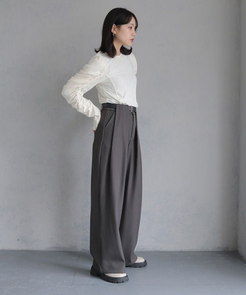 cheriella(シェリエラ)の「【cheriella】リップルパフショルダートップス RIPPLE PUFF SHOULDER TOPS(Tシャツ/カットソー・レディース・アイボリー/ブラック・M)」の19枚目の写真