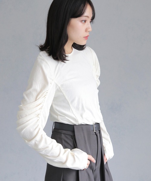cheriella(シェリエラ)の「【cheriella】リップルパフショルダートップス RIPPLE PUFF SHOULDER TOPS(Tシャツ/カットソー・レディース・アイボリー/ブラック・M)」の9枚目の写真