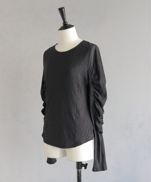 cheriella(シェリエラ)の「【cheriella】リップルパフショルダートップス RIPPLE PUFF SHOULDER TOPS(Tシャツ/カットソー・レディース・アイボリー/ブラック・M)」の4枚目の写真