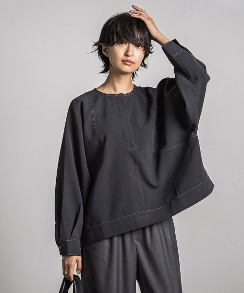 MAYSON GREY(メイソングレイ)の「パネル切替ドルマンブラウス≪洗濯機で洗える≫(シャツ/ブラウス・レディース・オフホワイト/チャコールグレー/ボルドー・M)」の2枚目の写真