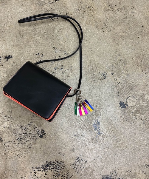 COMMON WARE（コモンウェアー）の「EM:cheek line mini shoulder　シンプルミニショルダー（ショルダーバッグ・レディース・ブラック/ブルー/シルバー/ゴールド・FREE）」の2枚目の写真