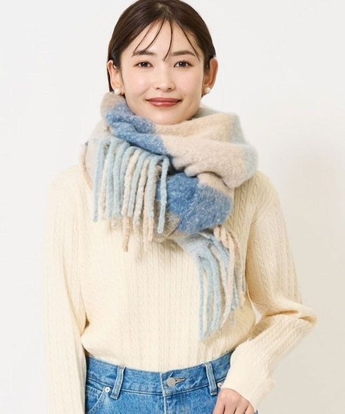 a.v.v(アーヴェヴェ)の「シャギーチェックマフラー(マフラー・レディース・イエロー/ライトグレー/ブルー・38)」の2枚目の写真