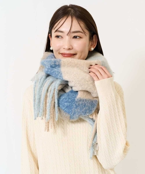a.v.v(アーヴェヴェ)の「シャギーチェックマフラー(マフラー・レディース・イエロー/ライトグレー/ブルー・38)」の7枚目の写真