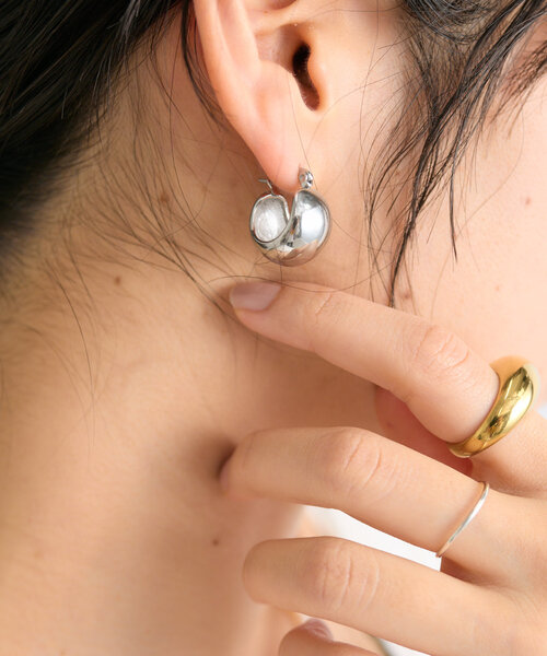 RIVE DROITE（リヴドロワ）の「【R.good(アールドットグッド)】ボリュームフープピアス（ピアス（両耳用）・レディース・シルバー/ゴールド・FREE）」の5枚目の写真