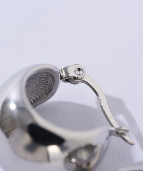 RIVE DROITE（リヴドロワ）の「【R.good(アールドットグッド)】ボリュームフープピアス（ピアス（両耳用）・レディース・シルバー/ゴールド・FREE）」の9枚目の写真