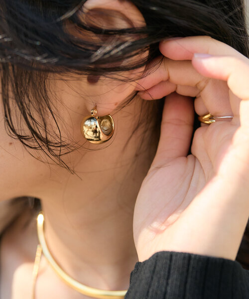 RIVE DROITE（リヴドロワ）の「【R.good(アールドットグッド)】ボリュームフープピアス（ピアス（両耳用）・レディース・シルバー/ゴールド・FREE）」の3枚目の写真