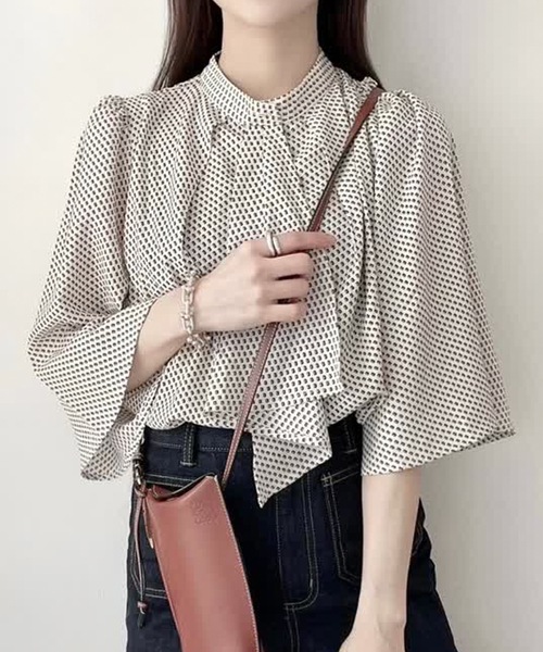 aquagarage(アクアガレージ)の「スカーフタイフレア袖ブラウス(シャツ/ブラウス・レディース・ブラック/アイボリー/スモークピンク/ピンク系その他/ベージュ/ネイビー/グリーン系その他/ブラック系その他/ホワイト系その他/ホワイト・M/LL/S/L)」の1枚目の写真