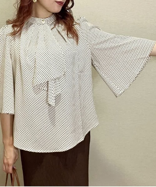 aquagarage(アクアガレージ)の「スカーフタイフレア袖ブラウス(シャツ/ブラウス・レディース・ブラック/アイボリー/スモークピンク/ピンク系その他/ベージュ/ネイビー/グリーン系その他/ブラック系その他/ホワイト系その他/ホワイト・M/LL/S/L)」の22枚目の写真