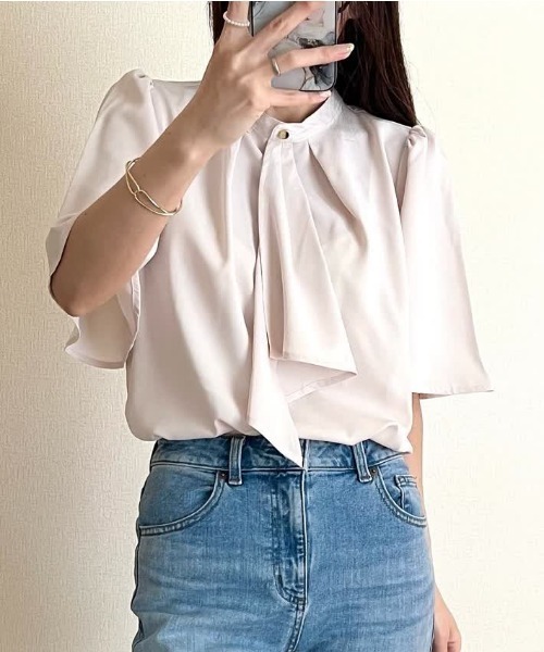 aquagarage(アクアガレージ)の「スカーフタイフレア袖ブラウス(シャツ/ブラウス・レディース・ブラック/アイボリー/スモークピンク/ピンク系その他/ベージュ/ネイビー/グリーン系その他/ブラック系その他/ホワイト系その他/ホワイト・M/LL/S/L)」の14枚目の写真