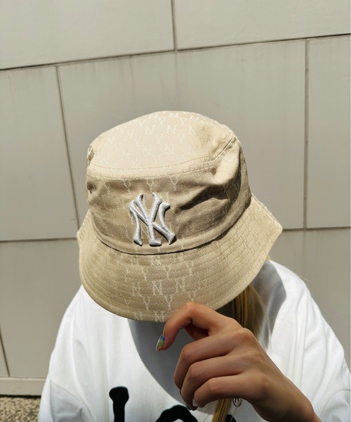 MLB(メジャーリーグベースボール)の「【MLB】 日本未発売モデル MLB korea エムエルビー コリア 総柄 モノグラム バケットハット 刺繍 / 32CPHE111(ハット・レディース・ブラック/ベージュ・FREE)」の1枚目の写真
