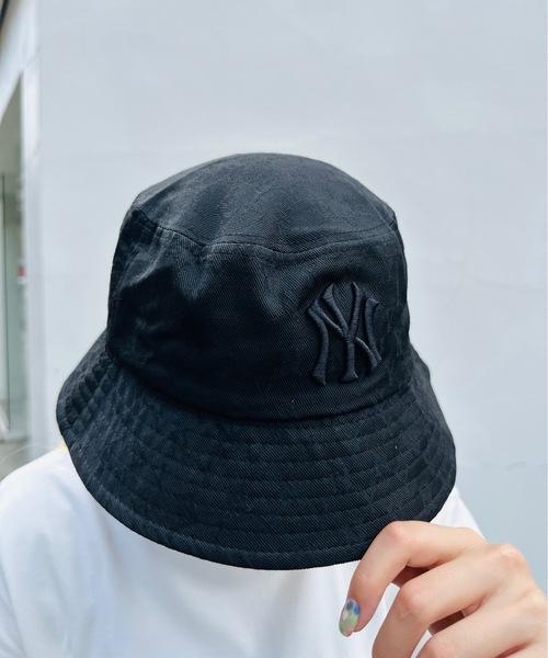 MLB(メジャーリーグベースボール)の「【MLB】 日本未発売モデル MLB korea エムエルビー コリア 総柄 モノグラム バケットハット 刺繍 / 32CPHE111(ハット・レディース・ブラック/ベージュ・FREE)」の2枚目の写真