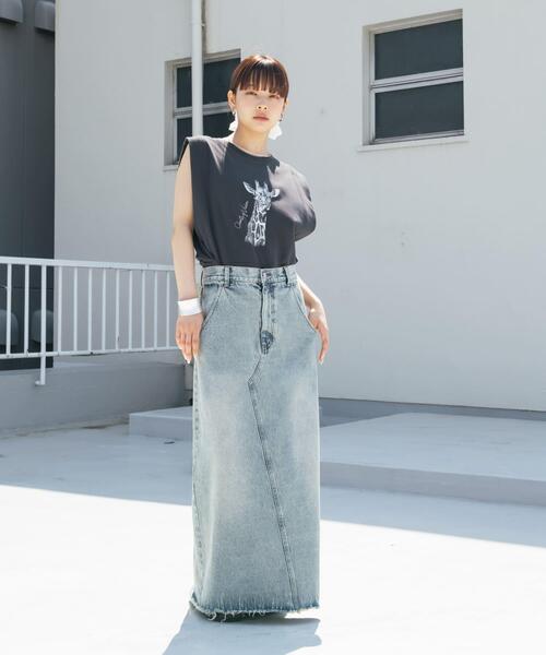 KBF（ケイビーエフ）の「バックスリットデニムスカート（スカート・レディース・ライトブルー/ブルー系その他/ブラウン・ONE）」の7枚目の写真