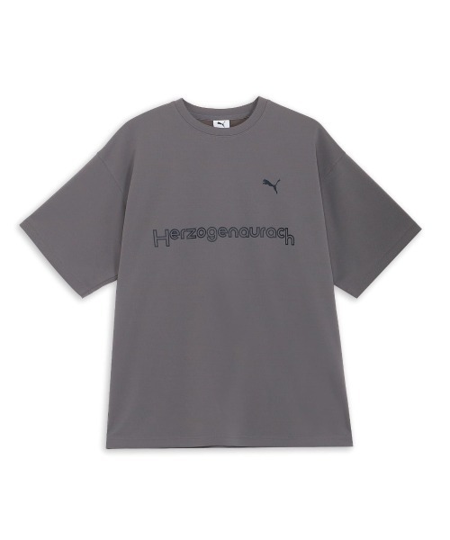 PUMA(プーマ)の「PUMA WARDROBE ESS+ GRAPHIC SS TEE(プーマ ワードローブ ESS+ グラフィック 半袖 Tシャツ)(Tシャツ/カットソー・メンズ・グレー系/ネイビー系・MEDIUM/X-LARGE/LARGE)」の2枚目の写真