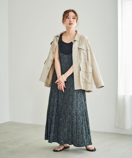 le.coeur blanc(ルクールブラン)の「フラワープリントプリーツキャミワンピース(ワンピース・レディース・ブルー系その他4/ブラック系その他・38)」の2枚目の写真