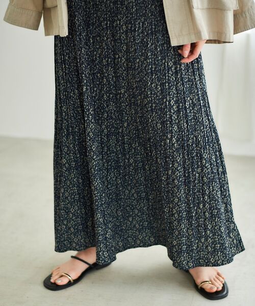 le.coeur blanc(ルクールブラン)の「フラワープリントプリーツキャミワンピース(ワンピース・レディース・ブルー系その他4/ブラック系その他・38)」の16枚目の写真