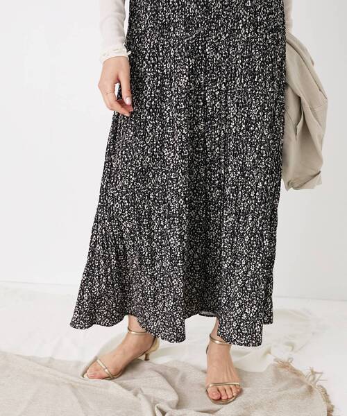 le.coeur blanc(ルクールブラン)の「フラワープリントプリーツキャミワンピース(ワンピース・レディース・ブルー系その他4/ブラック系その他・38)」の3枚目の写真