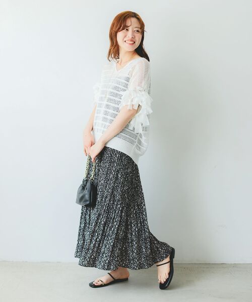 le.coeur blanc(ルクールブラン)の「フラワープリントプリーツキャミワンピース(ワンピース・レディース・ブルー系その他4/ブラック系その他・38)」の6枚目の写真